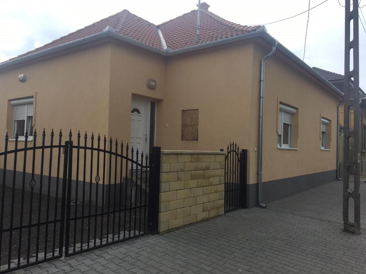 Zsike Vendeghaz Apartment *